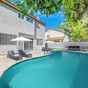  Holiday home Bright Fun Spacious With Pool