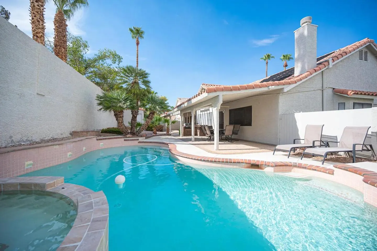 Delightful 4 Bedroom House With Pool! Las Vegas Ferienhaus
