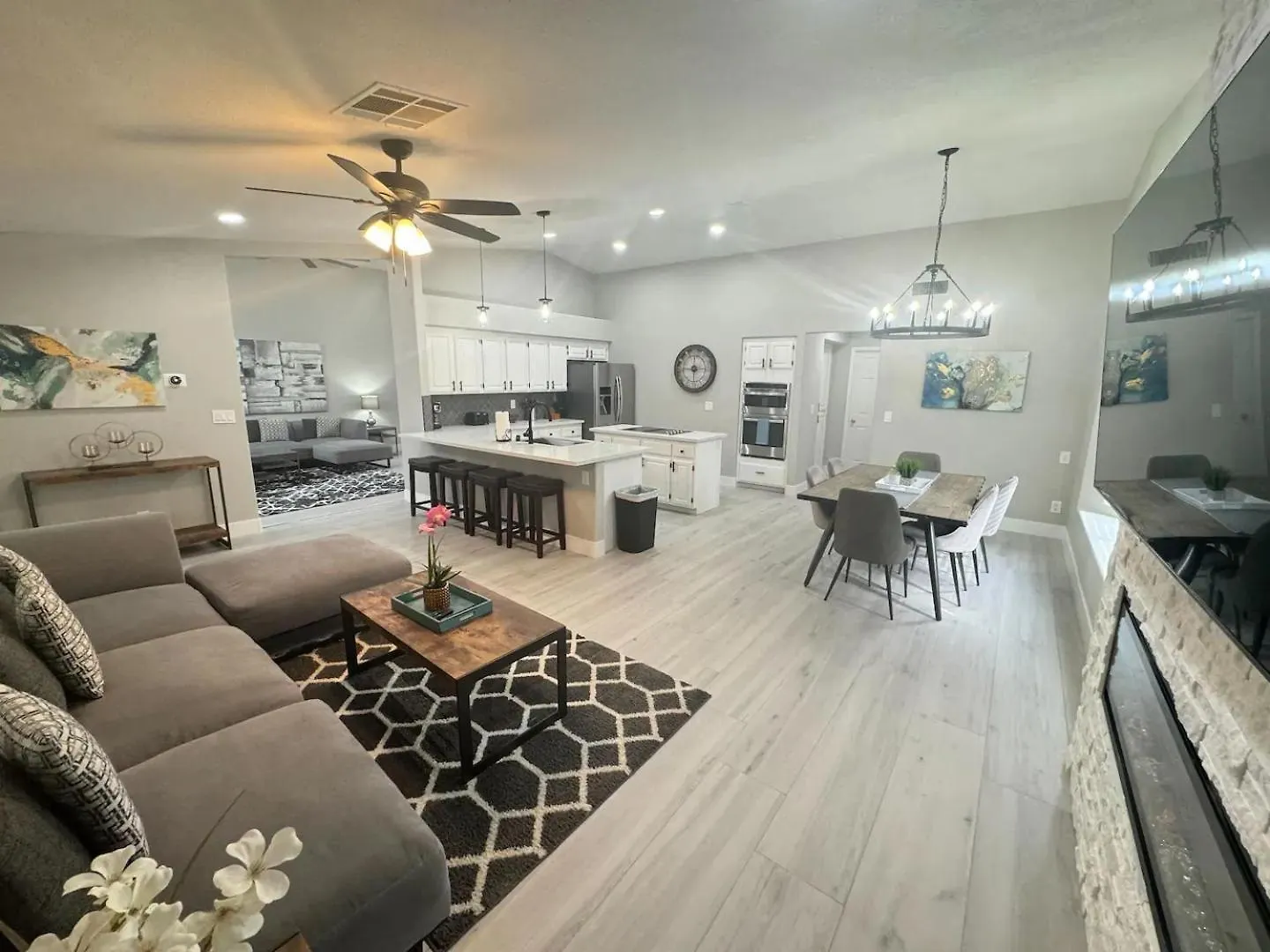 Delightful 4 Bedroom House With Pool! Las Vegas