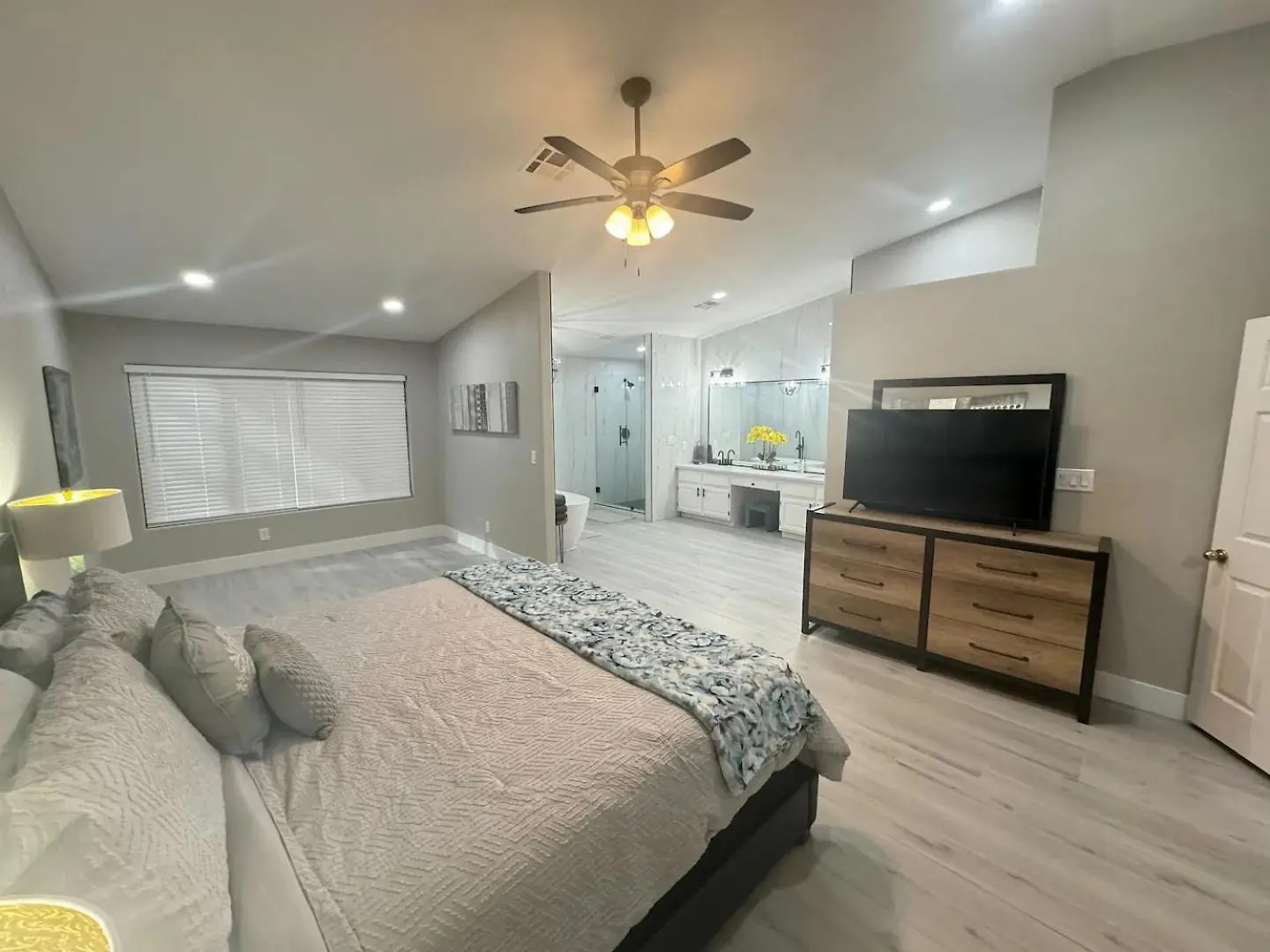 Delightful 4 Bedroom House With Pool! Las Vegas